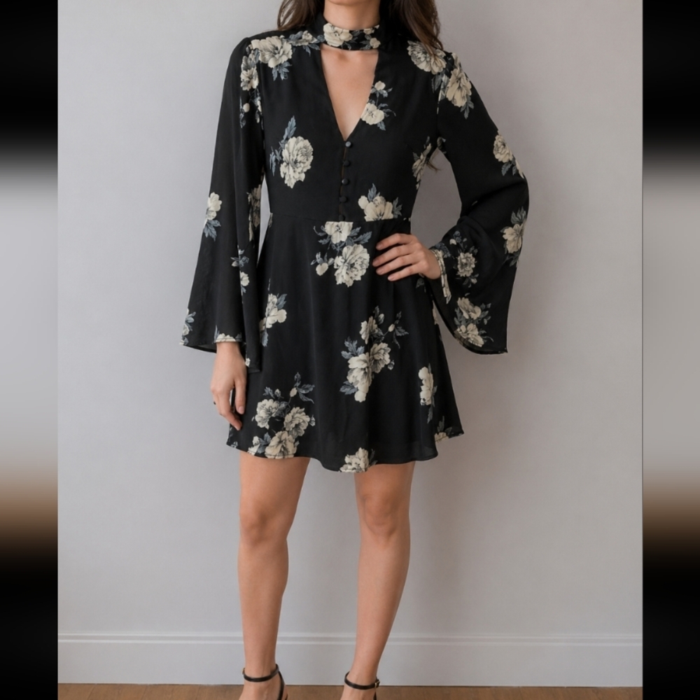 SOCIALITE bell sleeve plunging cutout choker neck Medium